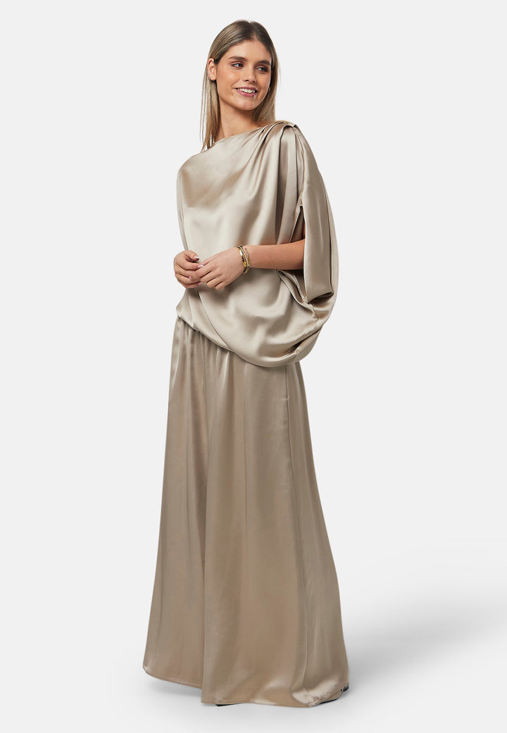 The Berna Coffee Top features a draped design with an ethereal, relaxed fit. The asymmetric and pleated shoulder detail with sleeve slits make for a flattering silhouette whilst the elasticated hem and bias cut add extra comfort. Pair it with the Imogen pants or Peyton skirt for a refined, effortless co-ord look.