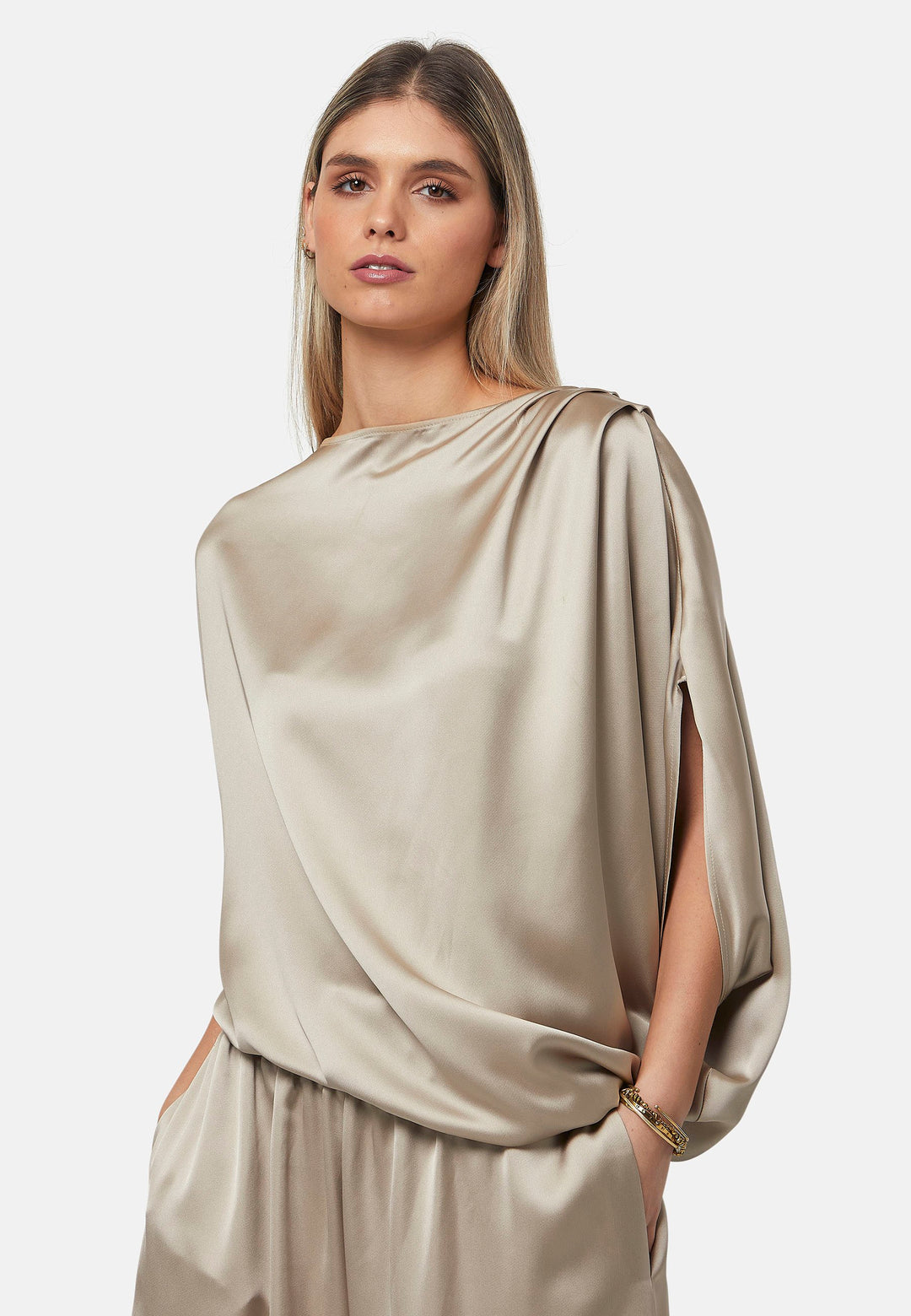 The Berna Coffee Top features a draped design with an ethereal, relaxed fit. The asymmetric and pleated shoulder detail with sleeve slits make for a flattering silhouette whilst the elasticated hem and bias cut add extra comfort. Pair it with the Imogen pants or Peyton skirt for a refined, effortless co-ord look.