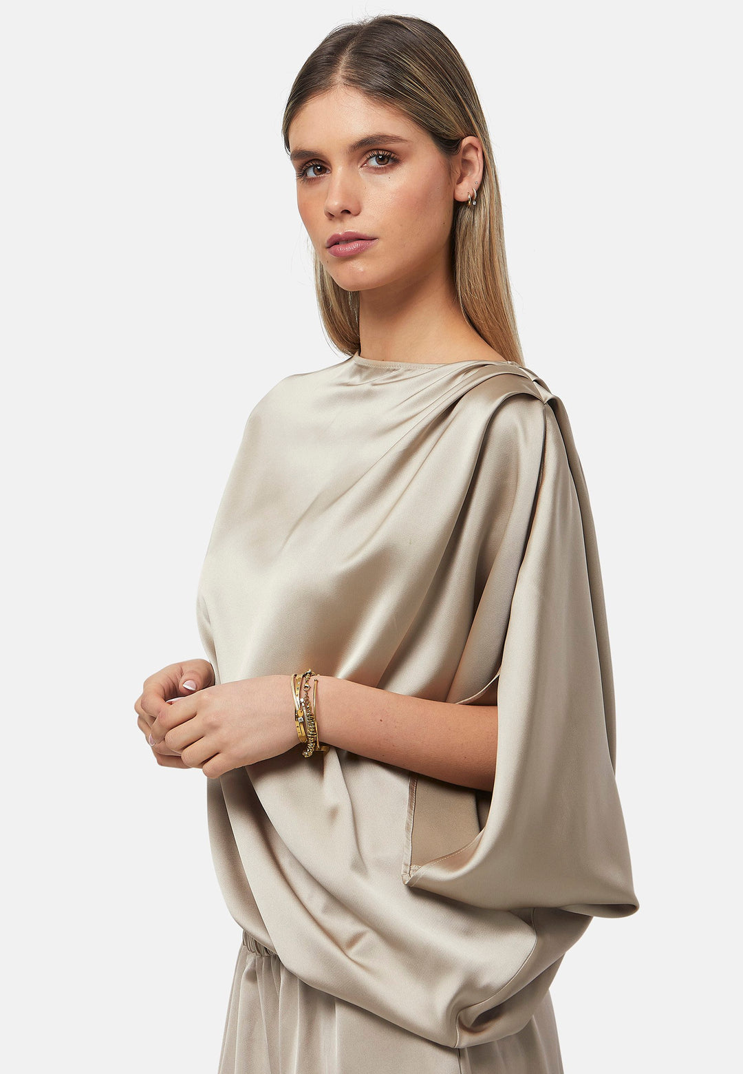 The Berna Coffee Top features a draped design with an ethereal, relaxed fit. The asymmetric and pleated shoulder detail with sleeve slits make for a flattering silhouette whilst the elasticated hem and bias cut add extra comfort. Pair it with the Imogen pants or Peyton skirt for a refined, effortless co-ord look.