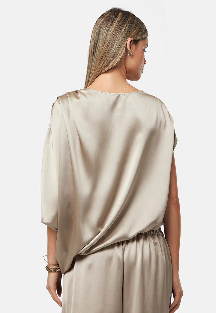 The Berna Coffee Top features a draped design with an ethereal, relaxed fit. The asymmetric and pleated shoulder detail with sleeve slits make for a flattering silhouette whilst the elasticated hem and bias cut add extra comfort. Pair it with the Imogen pants or Peyton skirt for a refined, effortless co-ord look.