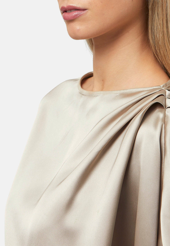 The Berna Coffee Top features a draped design with an ethereal, relaxed fit. The asymmetric and pleated shoulder detail with sleeve slits make for a flattering silhouette whilst the elasticated hem and bias cut add extra comfort. Pair it with the Imogen pants or Peyton skirt for a refined, effortless co-ord look.