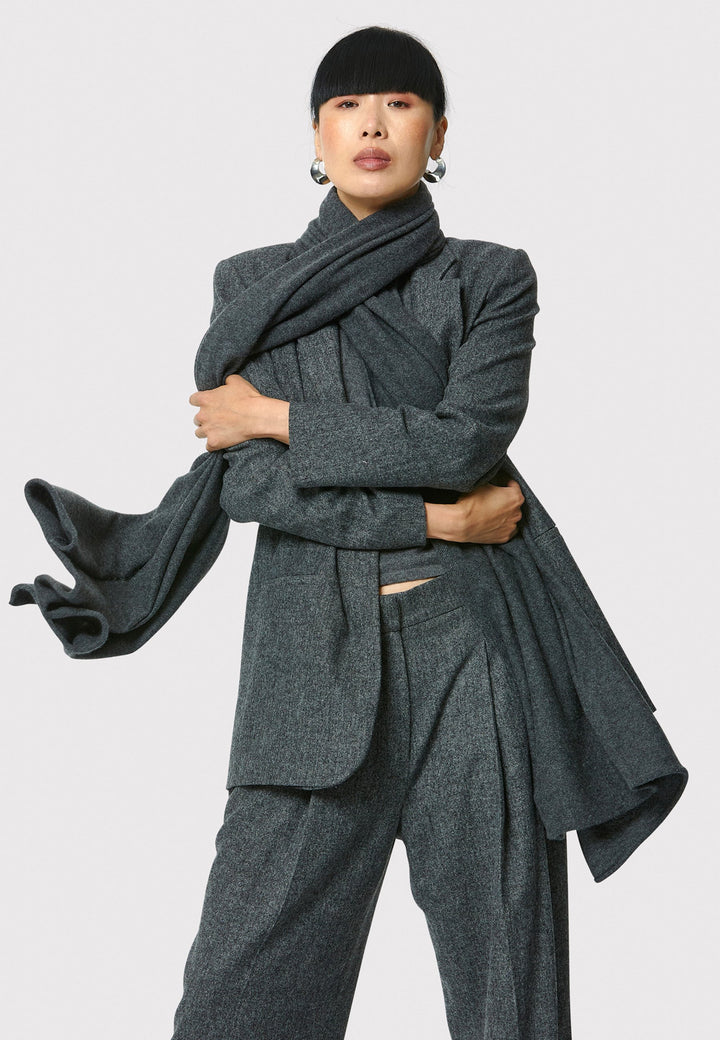 Wrap yourself in warmth and style this fall with our generous cashmere travel wrap. Crafted from the finest cashmere, this ultra-soft scarf measures 205x70 cm, offering perfect coverage for cool-weather layering. The timeless charcoal grey hue makes it a versatile, chic accessory for any outfit.