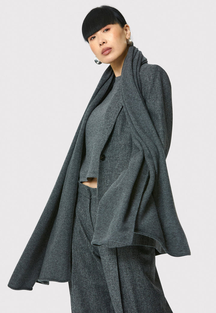 Wrap yourself in warmth and style this fall with our generous cashmere travel wrap. Crafted from the finest cashmere, this ultra-soft scarf measures 205x70 cm, offering perfect coverage for cool-weather layering. The timeless charcoal grey hue makes it a versatile, chic accessory for any outfit.