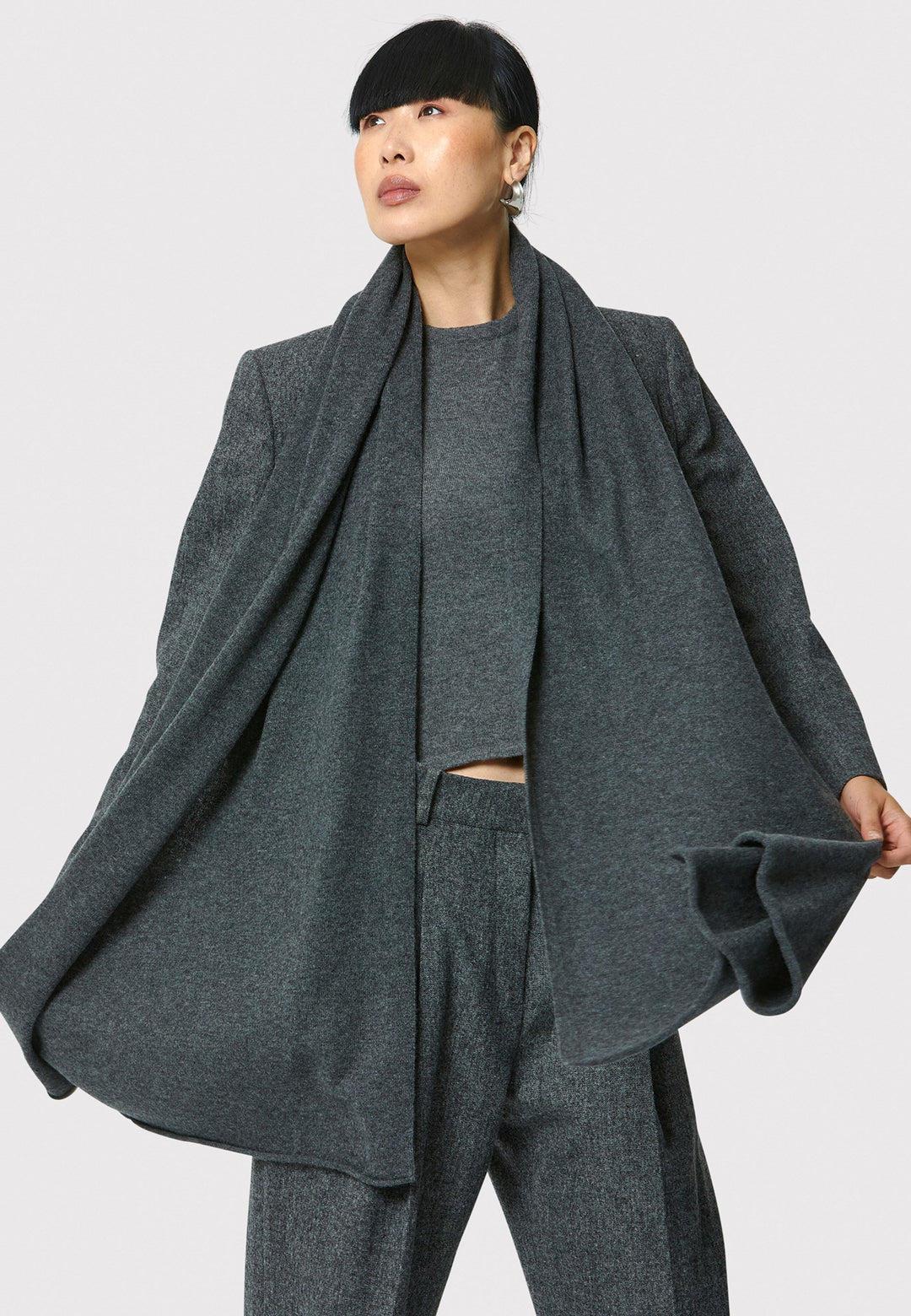 Wrap yourself in warmth and style this fall with our generous cashmere travel wrap. Crafted from the finest cashmere, this ultra-soft scarf measures 205x70 cm, offering perfect coverage for cool-weather layering. The timeless charcoal grey hue makes it a versatile, chic accessory for any outfit.