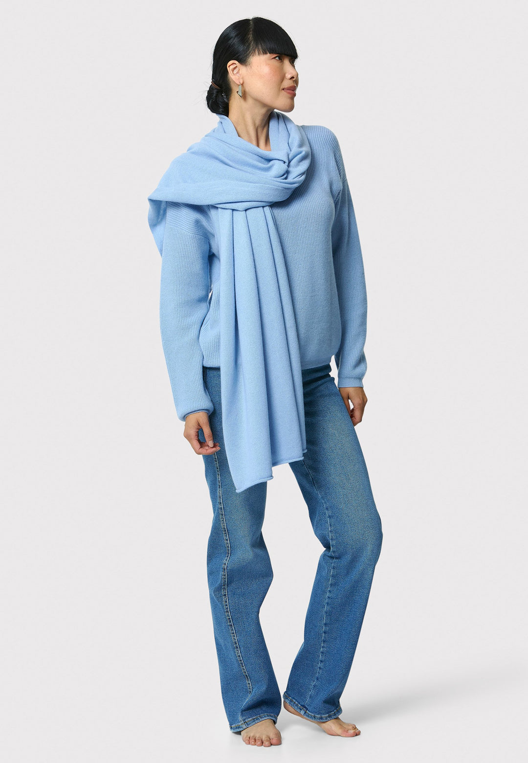 Wrap yourself in warmth and style this fall with our generous cashmere travel wrap. Crafted from the finest cashmere, this ultra-soft scarf measures 205x70 cm, offering perfect coverage for cool-weather layering. The elegant porcelain blue hue makes it a versatile, chic accessory for any outfit.