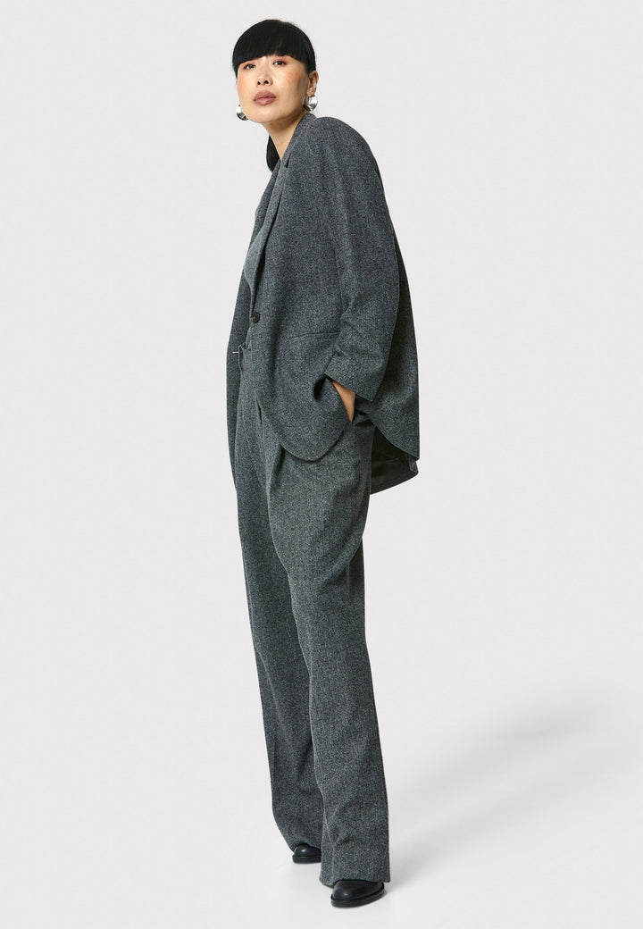 The Cassie boyfriend blazer in charcoal grey, crafted from a soft-touch wool blend, is an investment-worthy staple. Its minimalist design features a single button fastening, an oversized and slightly boxy silhouette, making it ideal for transeasonal outerwear. Complete a modern ensemble by pairing it with the coordinating Lyra pant.