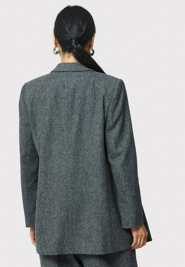 The Cassie boyfriend blazer in charcoal grey, crafted from a soft-touch wool blend, is an investment-worthy staple. Its minimalist design features a single button fastening, an oversized and slightly boxy silhouette, making it ideal for transeasonal outerwear. Complete a modern ensemble by pairing it with the coordinating Lyra pant.