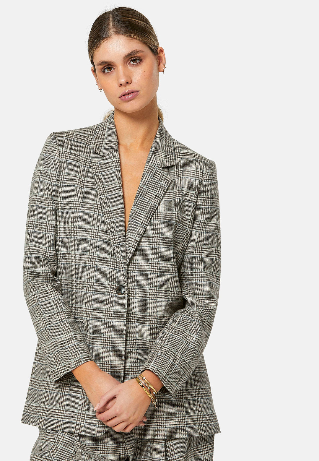 The Cassie Glen Check Jacket, a contemporary silhouette crafted in a soft-touch Magee lamsbwool. This boyfriend blazer boasts a minimalist design with a single button fastening and an oversized, slightly boxy silhouette. Pair the Marlena sleeveless cashmere top and matching Lyra Trousers, an effortless outfit.