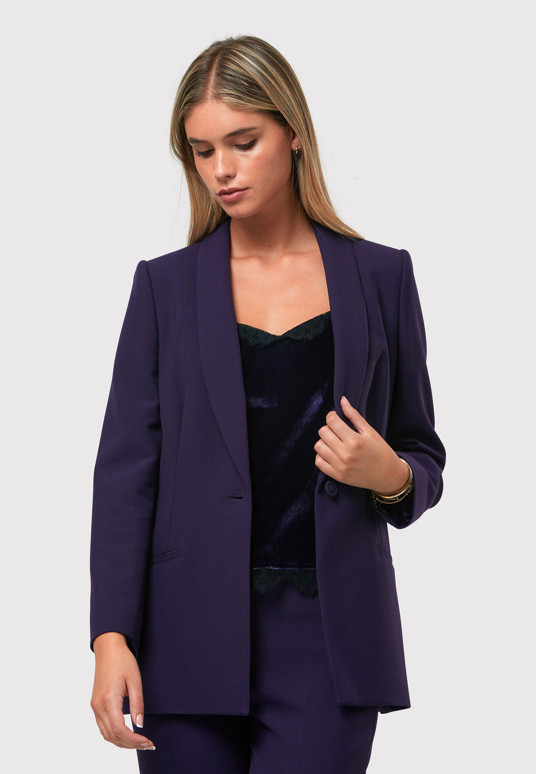 Introducing the Darcie Twilight Plum Jacket, a timeless expression of elegance. This impeccably tailored tuxedo jacket features a seamless shawl collar and welt pockets for a classic touch. The semi-fitted silhouette is enhanced by a single-button closure, ensuring a flattering and sophisticated look. Crafted from our signature tricotine with a hint of stretch, it promises comfort and ease. Complete your polished ensemble by pairing it with the matching Jill Twilight Plum Trouser.