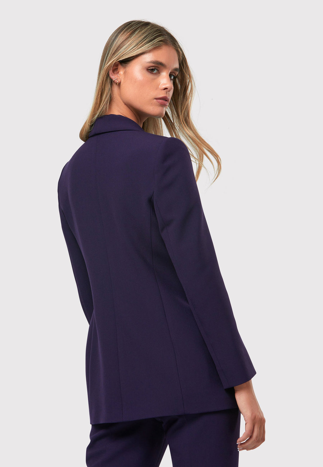 Introducing the Darcie Twilight Plum Jacket, a timeless expression of elegance. This impeccably tailored tuxedo jacket features a seamless shawl collar and welt pockets for a classic touch. The semi-fitted silhouette is enhanced by a single-button closure, ensuring a flattering and sophisticated look. Crafted from our signature tricotine with a hint of stretch, it promises comfort and ease. Complete your polished ensemble by pairing it with the matching Jill Twilight Plum Trouser.