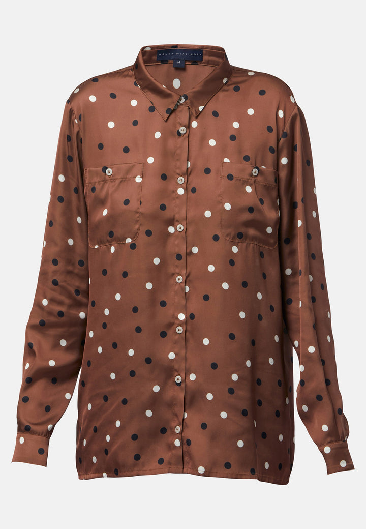 Elevate your day edit with the Ella Brown Polkadot shirt. Featuring patch pockets and a back center box pleat. Tuck into the black Jill trousers, add heels and a blazer, to create a refined daytime look that easily transitions into evening plans.