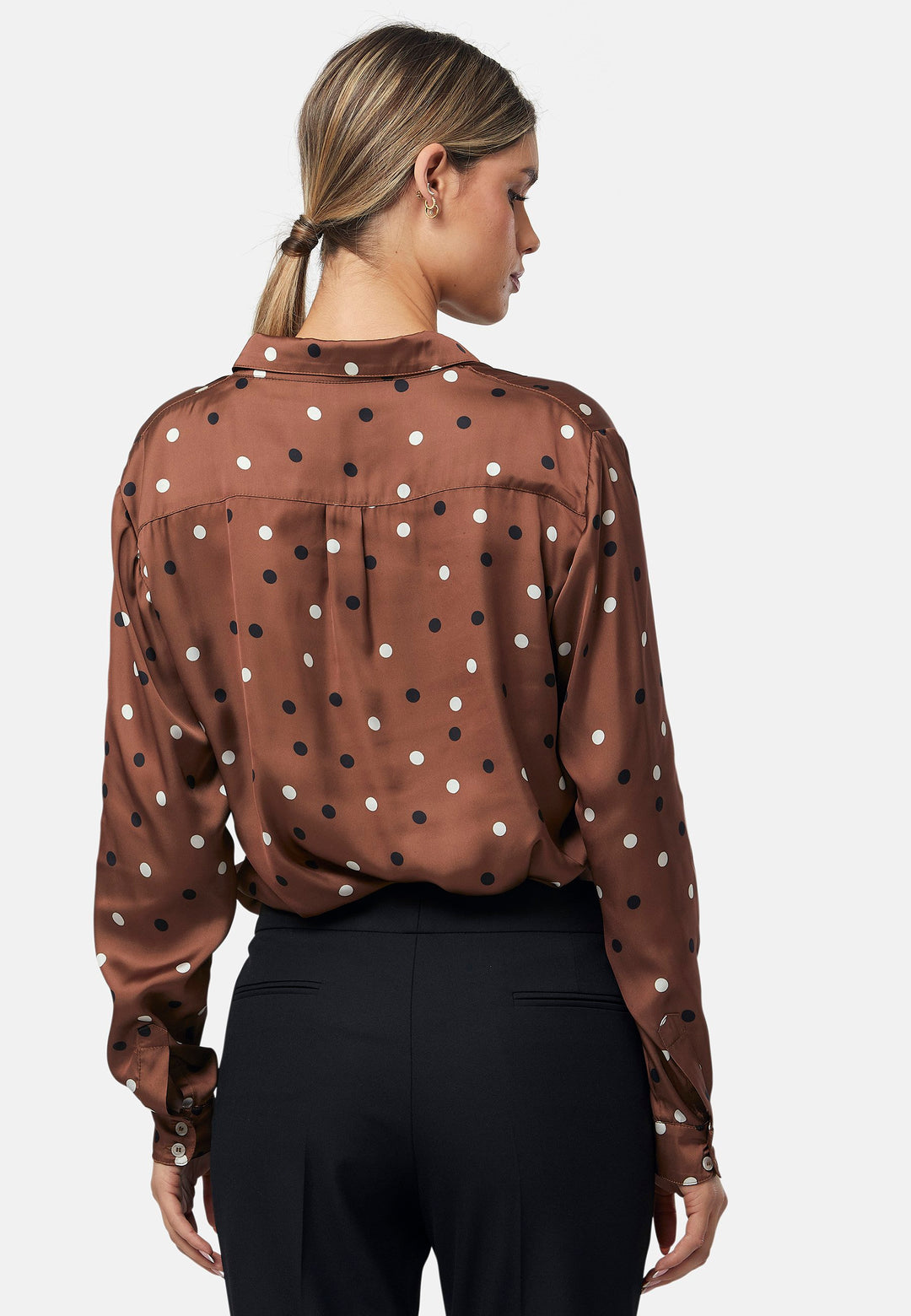 Elevate your day edit with the Ella Brown Polkadot shirt. Featuring patch pockets and a back center box pleat. Tuck into the black Jill trousers, add heels and a blazer, to create a refined daytime look that easily transitions into evening plans.