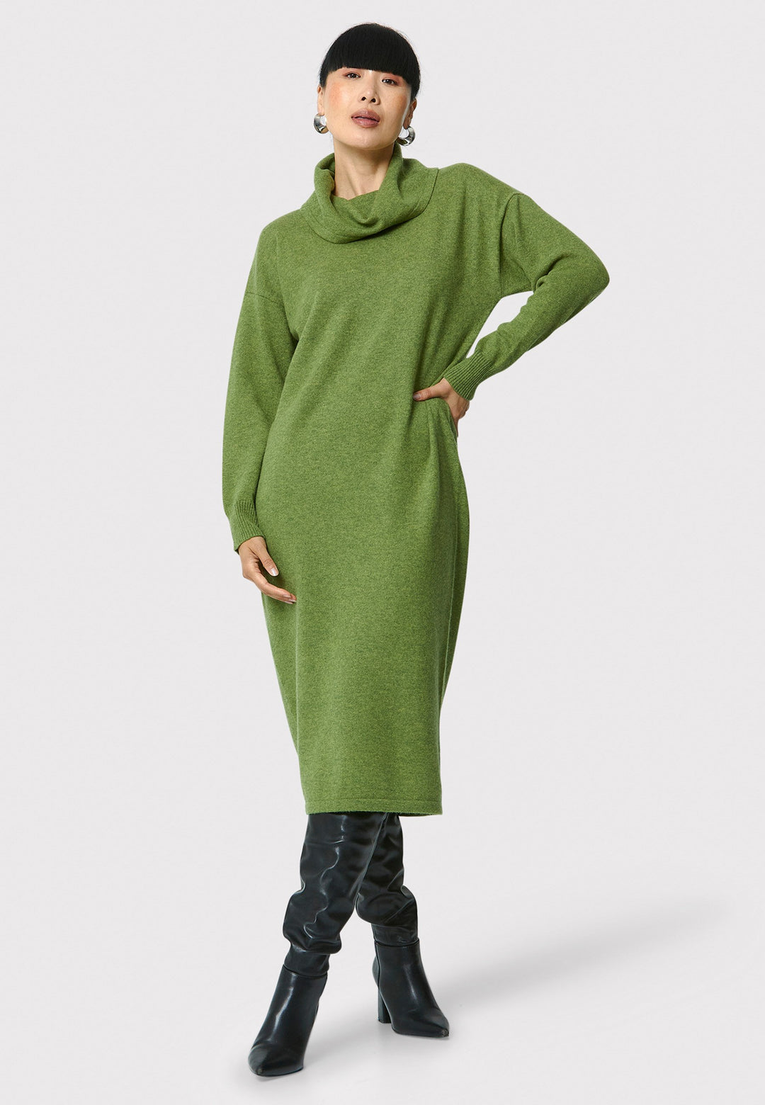 Have you met the Elora Chartreuse Green Cashmere Dress? A chic and versatile addition to your wardrobe. This midi-length dress features a loose, drapey polo neck, exuding effortless elegance. With full-length sleeves and tight ribbed cuffs, it offers a stylish yet comfortable fit. Crafted from luxurious cashmere, this dress effortlessly combines sophistication and comfort, making it the perfect go-to piece for any occasion.