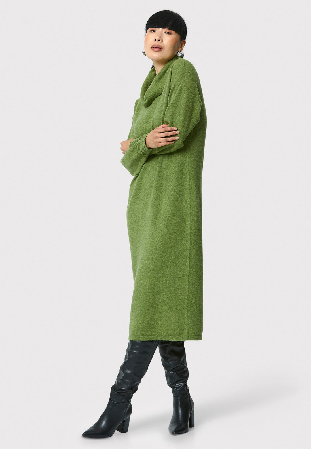 Have you met the Elora Chartreuse Green Cashmere Dress? A chic and versatile addition to your wardrobe. This midi-length dress features a loose, drapey polo neck, exuding effortless elegance. With full-length sleeves and tight ribbed cuffs, it offers a stylish yet comfortable fit. Crafted from luxurious cashmere, this dress effortlessly combines sophistication and comfort, making it the perfect go-to piece for any occasion.