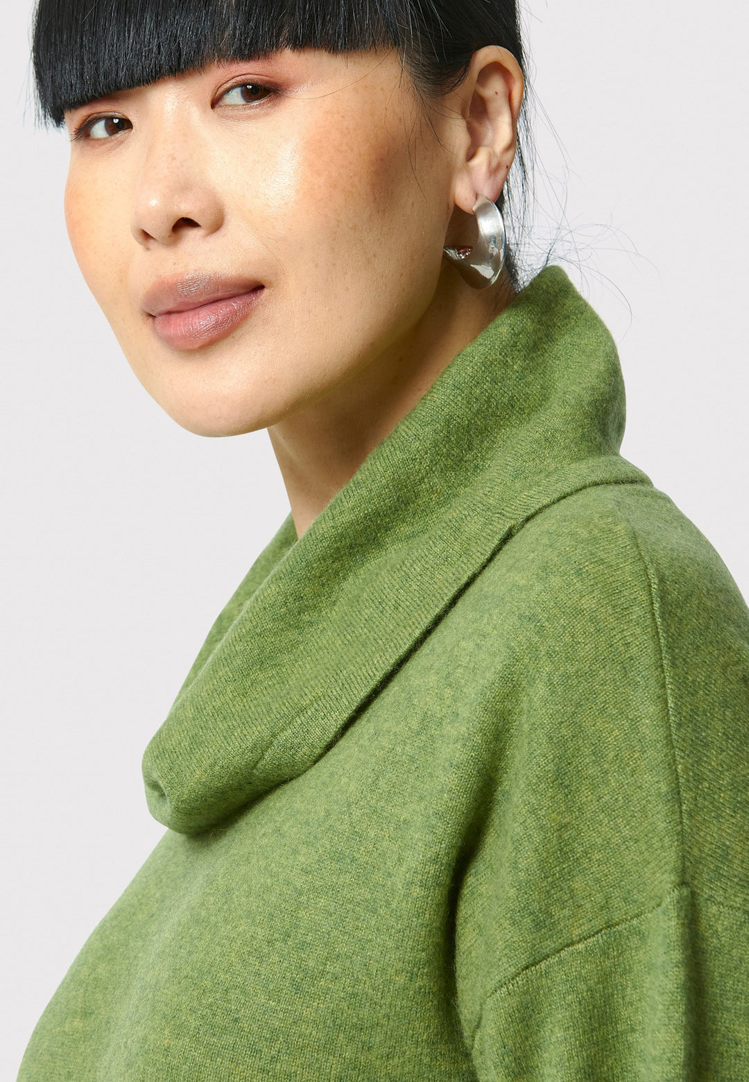 Have you met the Elora Chartreuse Green Cashmere Dress? A chic and versatile addition to your wardrobe. This midi-length dress features a loose, drapey polo neck, exuding effortless elegance. With full-length sleeves and tight ribbed cuffs, it offers a stylish yet comfortable fit. Crafted from luxurious cashmere, this dress effortlessly combines sophistication and comfort, making it the perfect go-to piece for any occasion.