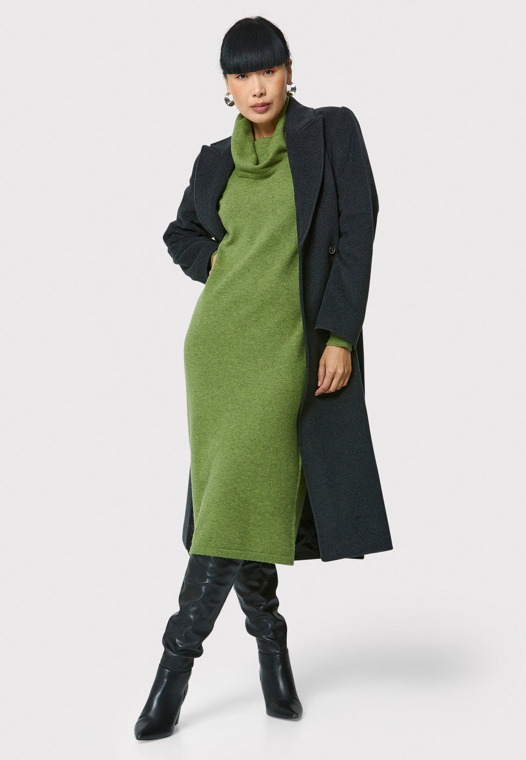 Have you met the Elora Chartreuse Green Cashmere Dress? A chic and versatile addition to your wardrobe. This midi-length dress features a loose, drapey polo neck, exuding effortless elegance. With full-length sleeves and tight ribbed cuffs, it offers a stylish yet comfortable fit. Crafted from luxurious cashmere, this dress effortlessly combines sophistication and comfort, making it the perfect go-to piece for any occasion.