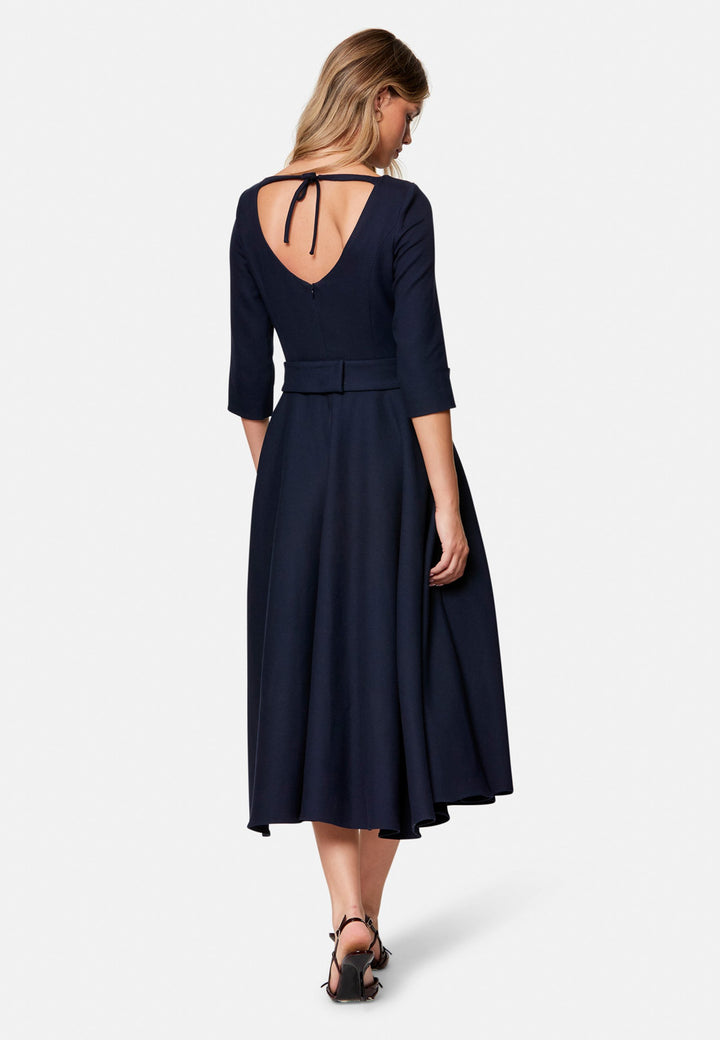 Eva, the modern fit-and-flare. Inspired by Hollywood glamour, this silhouette features a fitted bodice, flared skirt and a flattering scoop back. Designed with a round neckline, side seam pockets and a centre-back zip. The detachable bow belt adds a versatile finishing touch.