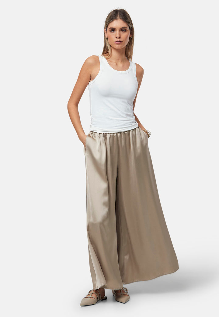 The Imogen Coffee trousers bring chic comfort and versatility to your wardrobe. With a flowing wide leg that elegantly falls to the ankle. These trousers prioritize comfort with an elasticated gathered waistband. Pair this bestselling silhouette with our Berna Coffee top for an elegant co-ord look.