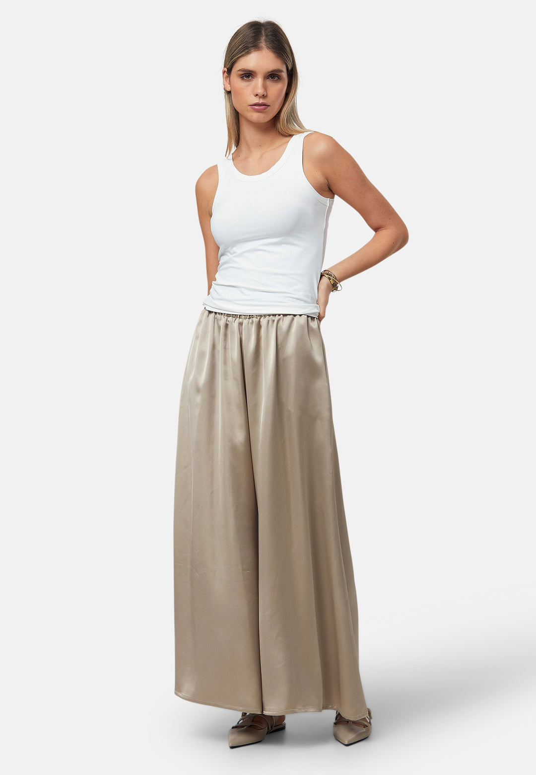 The Imogen Coffee trousers bring chic comfort and versatility to your wardrobe. With a flowing wide leg that elegantly falls to the ankle. These trousers prioritize comfort with an elasticated gathered waistband. Pair this bestselling silhouette with our Berna Coffee top for an elegant co-ord look.