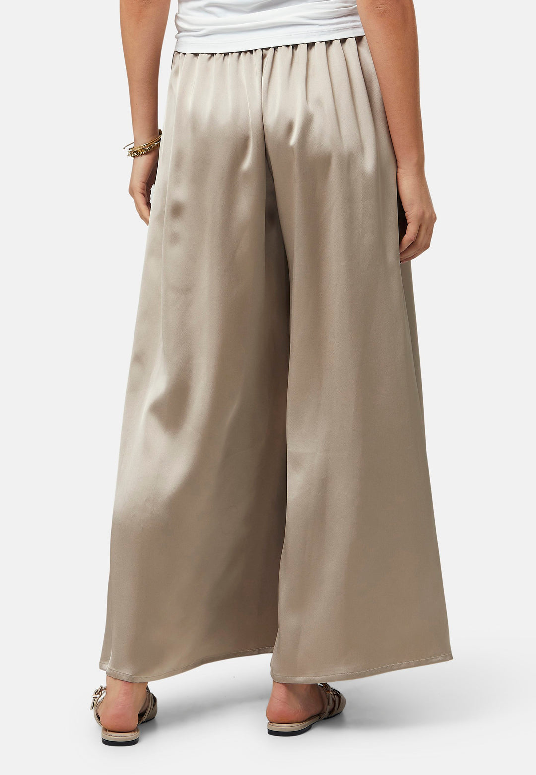 The Imogen Coffee trousers bring chic comfort and versatility to your wardrobe. With a flowing wide leg that elegantly falls to the ankle. These trousers prioritize comfort with an elasticated gathered waistband. Pair this bestselling silhouette with our Berna Coffee top for an elegant co-ord look.