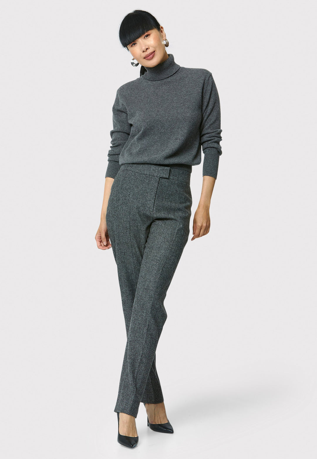 Introducing Jill in charcoal grey, made from a soft-touch wool blend. These classic narrow-leg trousers have a sleek, tailored fit and ankle-grazing length. The clean front sits naturally at the waist, with stylish details like a jet pocket and slit hem. Pair with the Cassie Charcoal Grey Blazer.