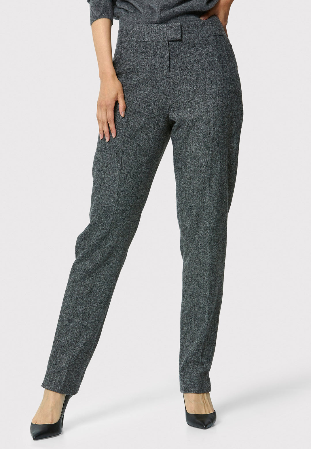 Introducing Jill in charcoal grey, made from a soft-touch wool blend. These classic narrow-leg trousers have a sleek, tailored fit and ankle-grazing length. The clean front sits naturally at the waist, with stylish details like a jet pocket and slit hem. Pair with the Cassie Charcoal Grey Blazer.