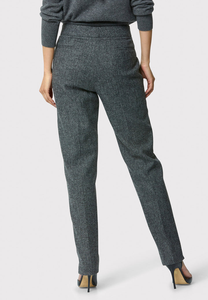 Introducing Jill in charcoal grey, made from a soft-touch wool blend. These classic narrow-leg trousers have a sleek, tailored fit and ankle-grazing length. The clean front sits naturally at the waist, with stylish details like a jet pocket and slit hem. Pair with the Cassie Charcoal Grey Blazer.