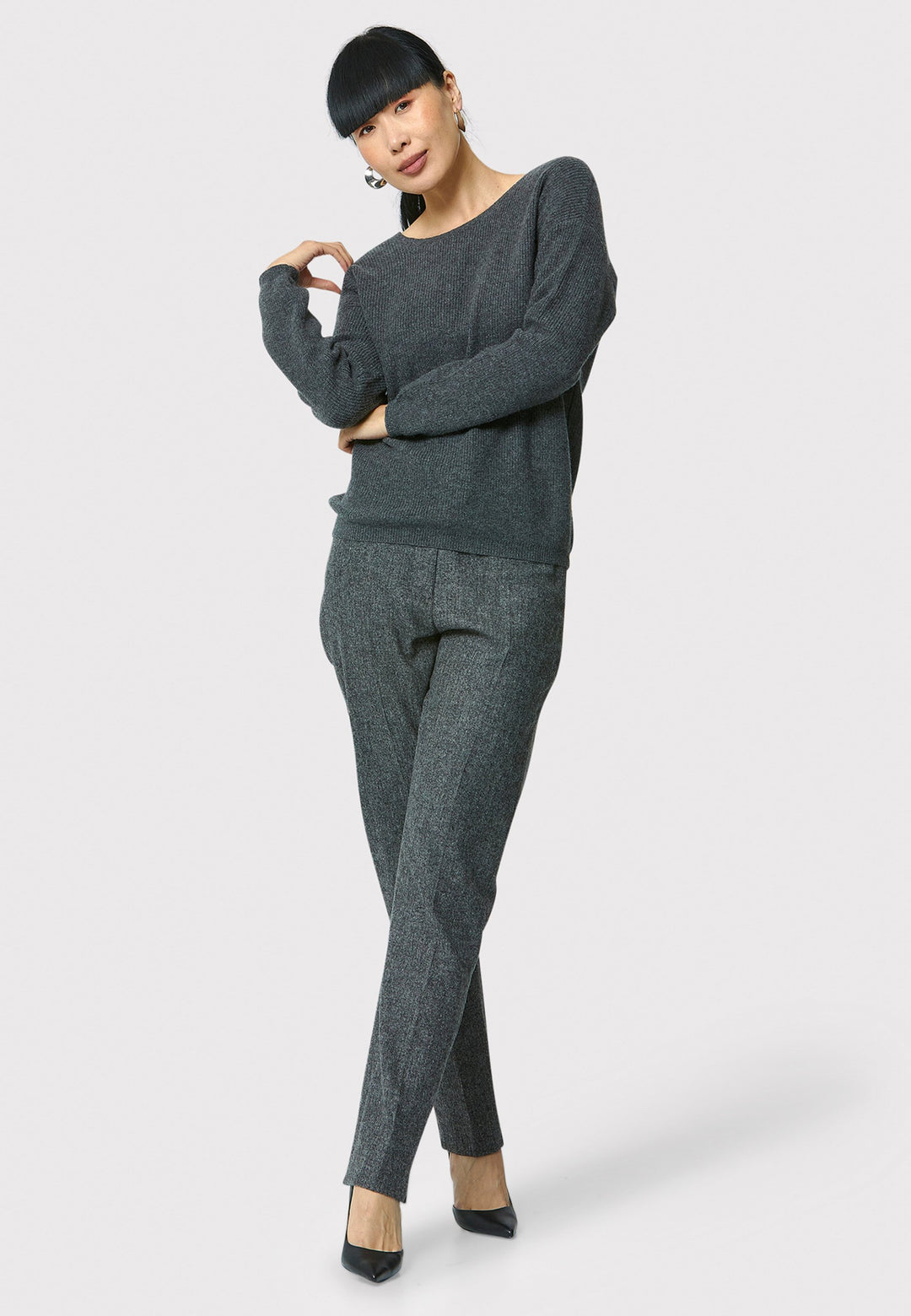 Introducing Jill in charcoal grey, made from a soft-touch wool blend. These classic narrow-leg trousers have a sleek, tailored fit and ankle-grazing length. The clean front sits naturally at the waist, with stylish details like a jet pocket and slit hem. Pair with the Cassie Charcoal Grey Blazer.