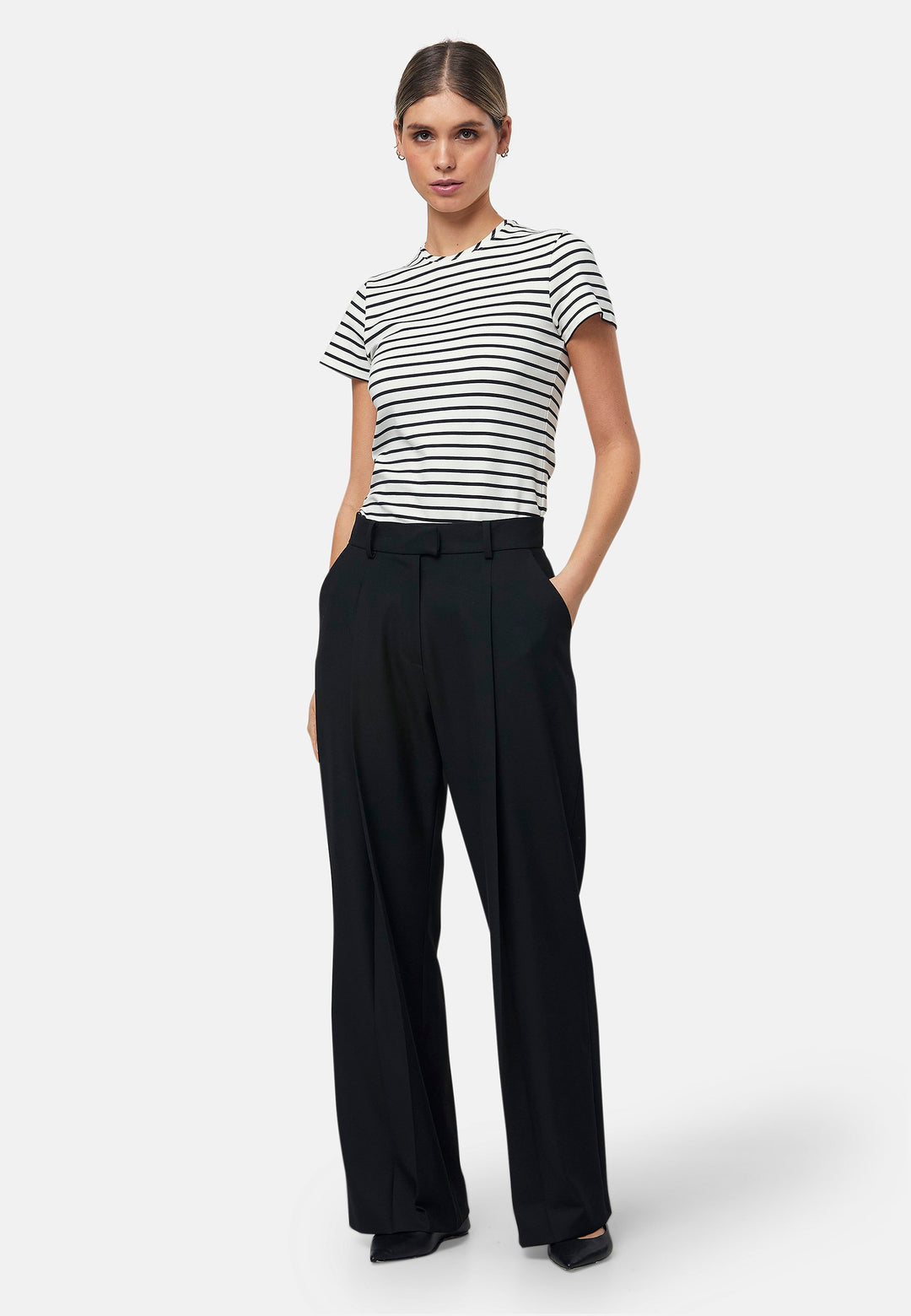 Designed for both comfort and style. Lyra features a relaxed wide-leg fit, a high waist with belt loops and sharp pleats at the front for a tailored look. Perfect for professional settings or styled casually with a tucked-in top.