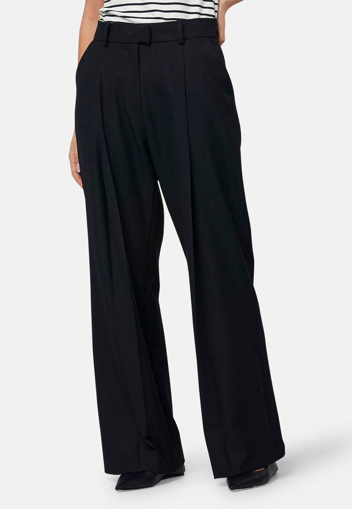 Designed for both comfort and style. Lyra features a relaxed wide-leg fit, a high waist with belt loops and sharp pleats at the front for a tailored look. Perfect for professional settings or styled casually with a tucked-in top.