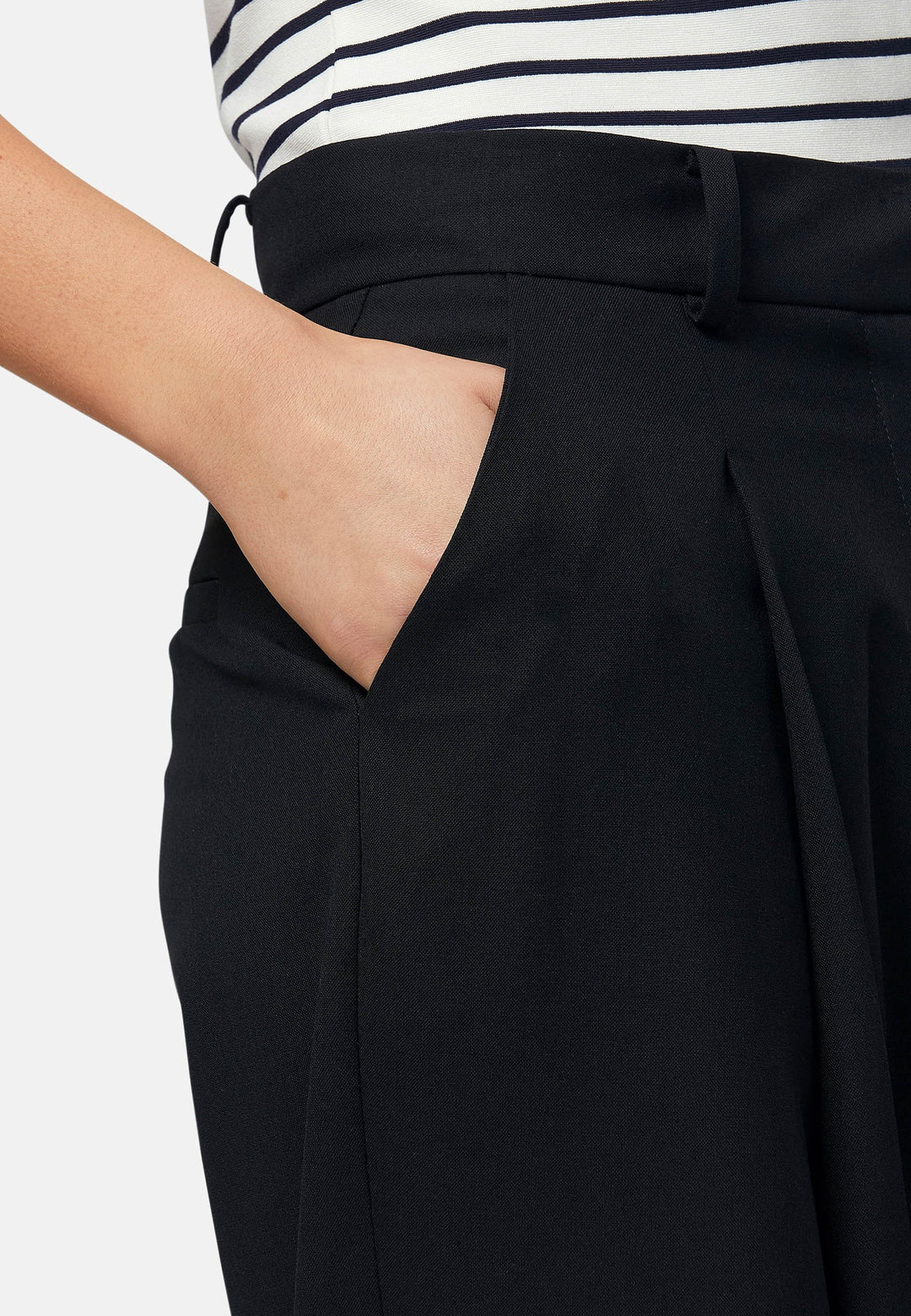 Designed for both comfort and style. Lyra features a relaxed wide-leg fit, a high waist with belt loops and sharp pleats at the front for a tailored look. Perfect for professional settings or styled casually with a tucked-in top.