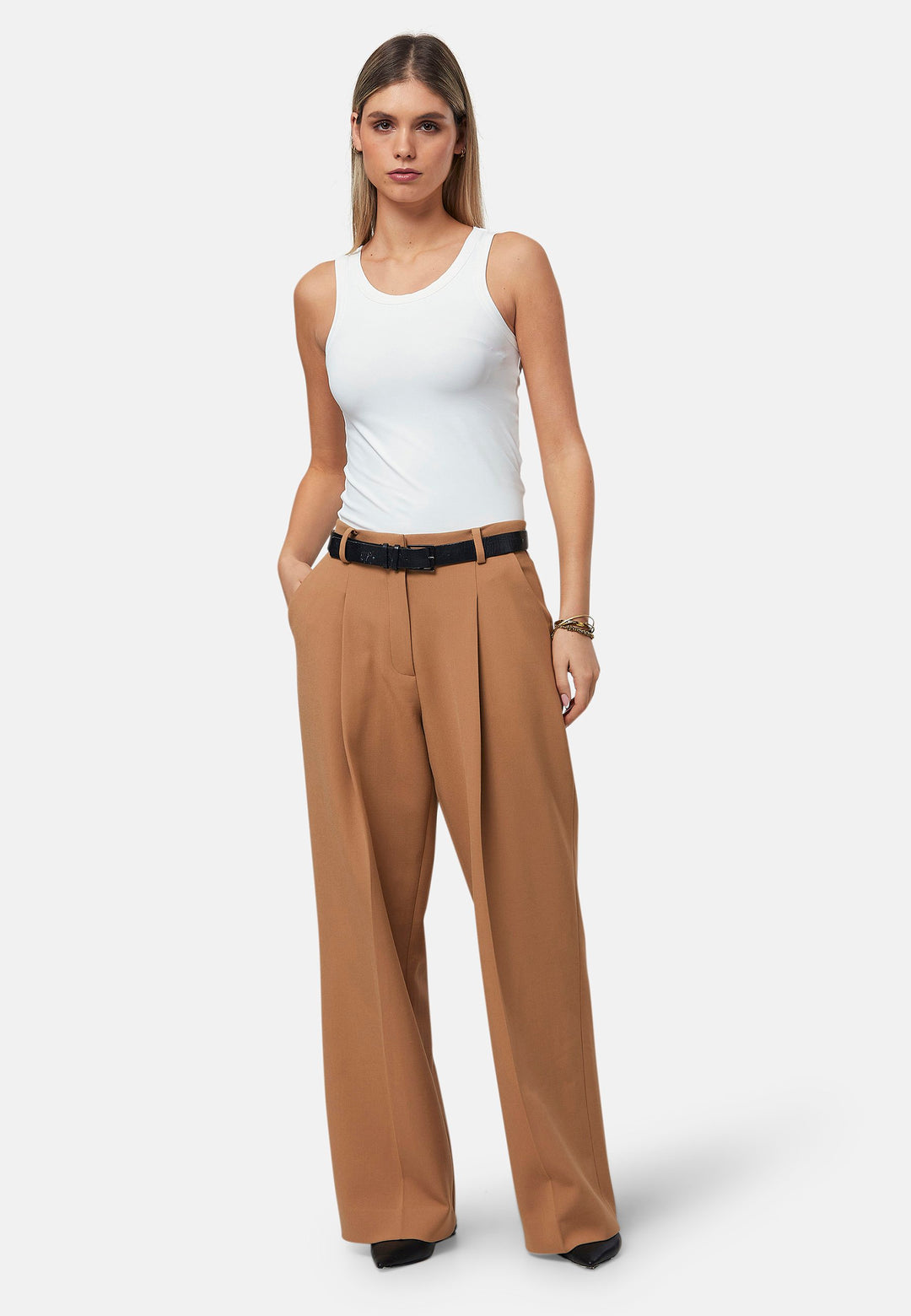 Designed for both comfort and style. Lyra features a relaxed wide-leg fit, a high waist with belt loops and sharp pleats at the front for a tailored look. Perfect for professional settings or styled casually with a tucked-in top.