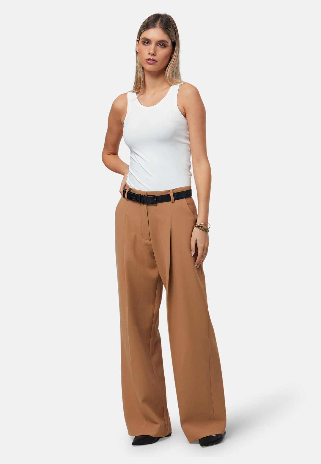 Designed for both comfort and style. Lyra features a relaxed wide-leg fit, a high waist with belt loops and sharp pleats at the front for a tailored look. Perfect for professional settings or styled casually with a tucked-in top.