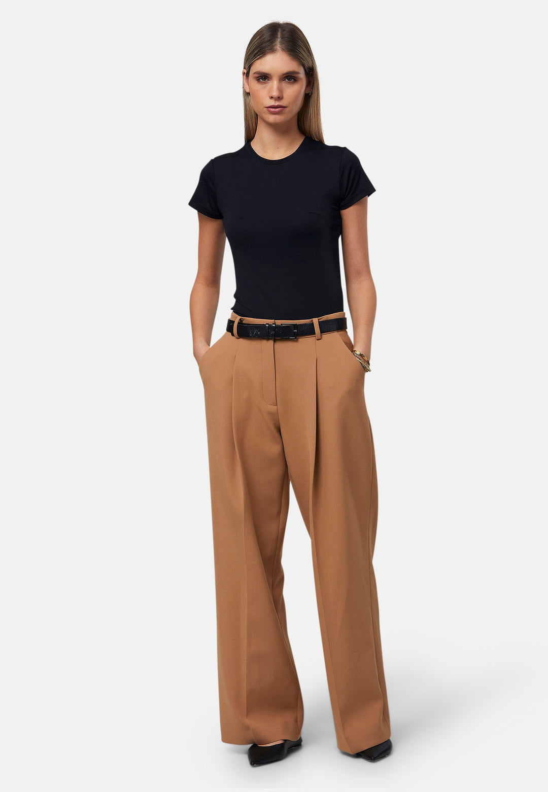 Designed for both comfort and style. Lyra features a relaxed wide-leg fit, a high waist with belt loops and sharp pleats at the front for a tailored look. Perfect for professional settings or styled casually with a tucked-in top.