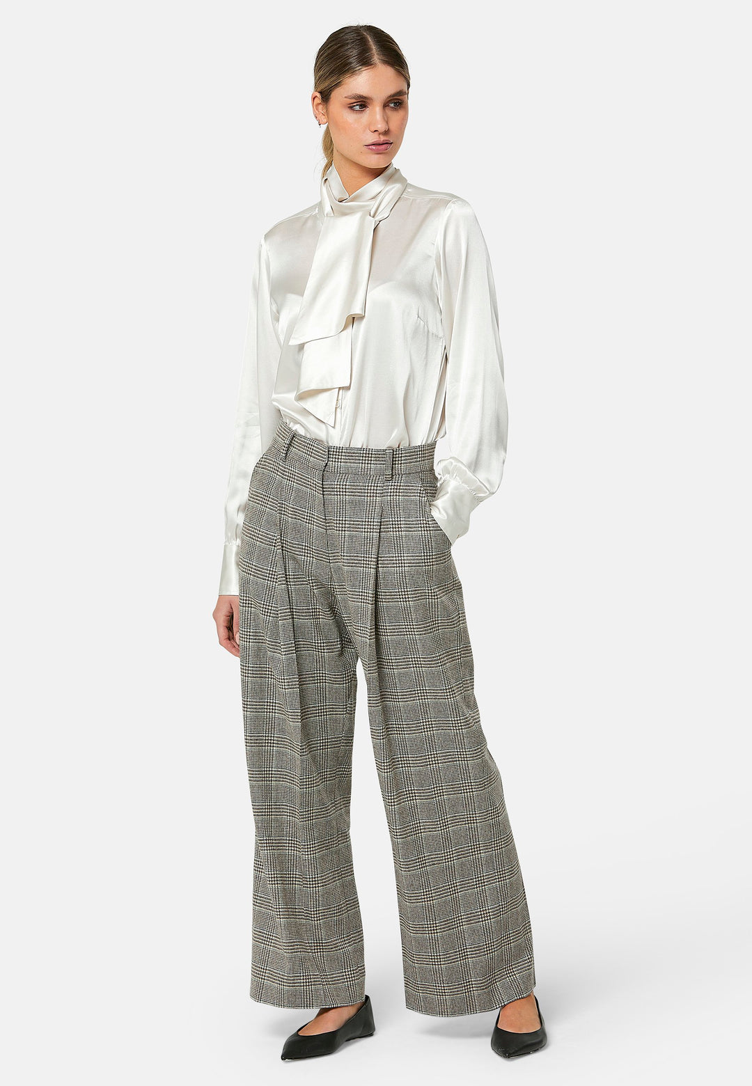 Lyra Glen Check trousers, crafted from a soft-touch Magee lambswool. This pleated front wide-leg relaxed fit trousers offer a timeless and versatile look suitable for both professional and casual settings. Embrace the city heritage look by pairing with the co-ordinating Cassie boyfriend blazer.