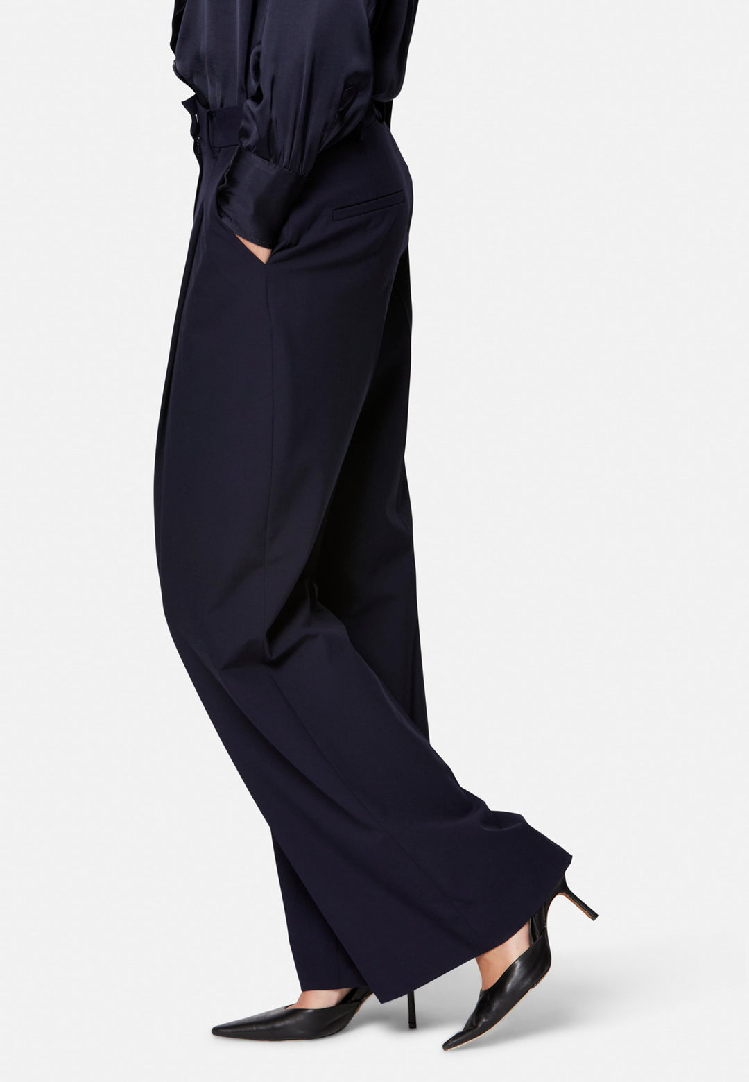 Lyra, the modern wide-leg trouser. Tailored with a natural waist, soft front pleats and sharp pressed creases. Full-length and fluid for an elongating line, with side pockets, belt loops and neat back welt pockets. Wear with the Darcie blazer for the coordinating suit, or dress down with a simple knit.
