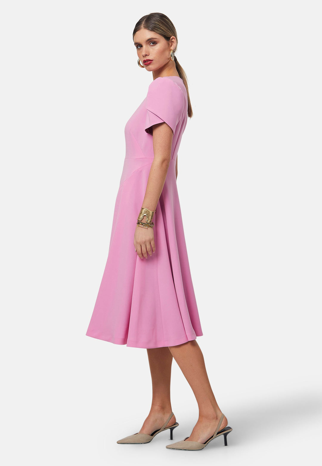 The Vera midi dress in a feminine pink hue features a flattering fit-and-flare silhouette. With short, puffed sleeves and subtle seam details. Crafted from our signature tricotine with a touch of elastane to ensure ease of movement. Perfect for formal luncheons, weddings or evening outings.