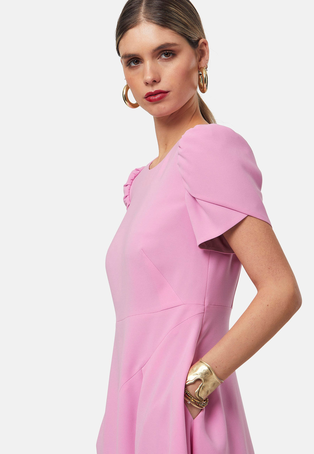 The Vera midi dress in a feminine pink hue features a flattering fit-and-flare silhouette. With short, puffed sleeves and subtle seam details. Crafted from our signature tricotine with a touch of elastane to ensure ease of movement. Perfect for formal luncheons, weddings or evening outings.