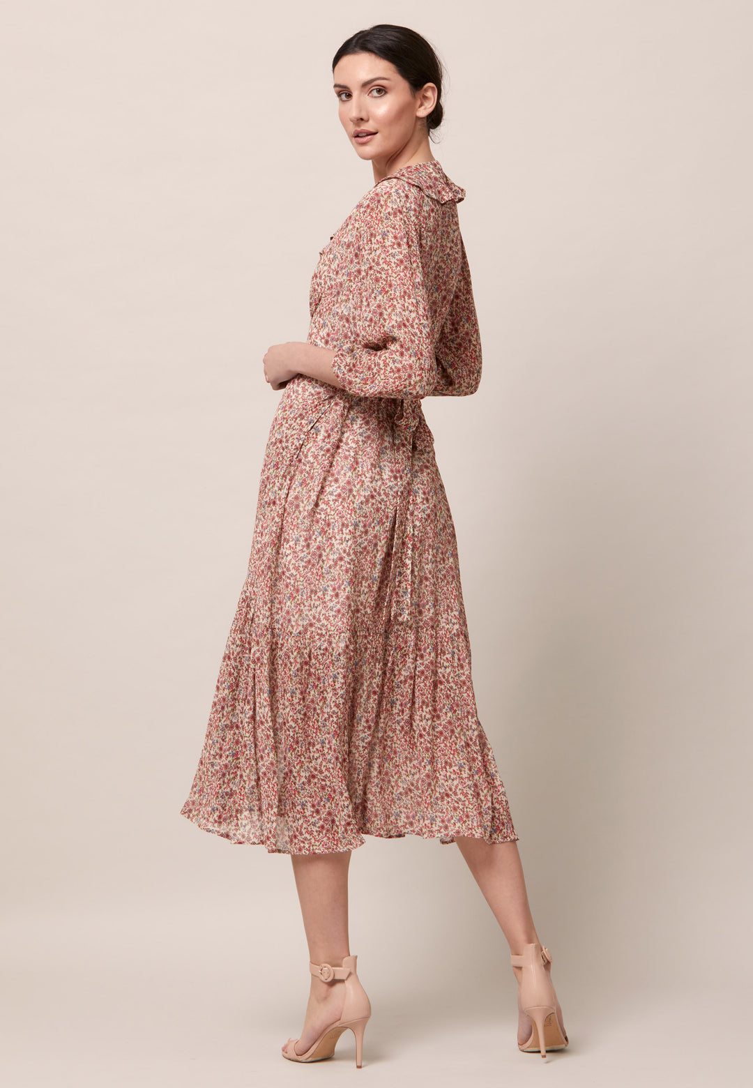 Meet Meredith, our super feminine summer dress. This elegant style features frill collar on a flattering V-neck line. Waist is accentuated with a soft belt around the midriff for a customisable look that cinches the profile.