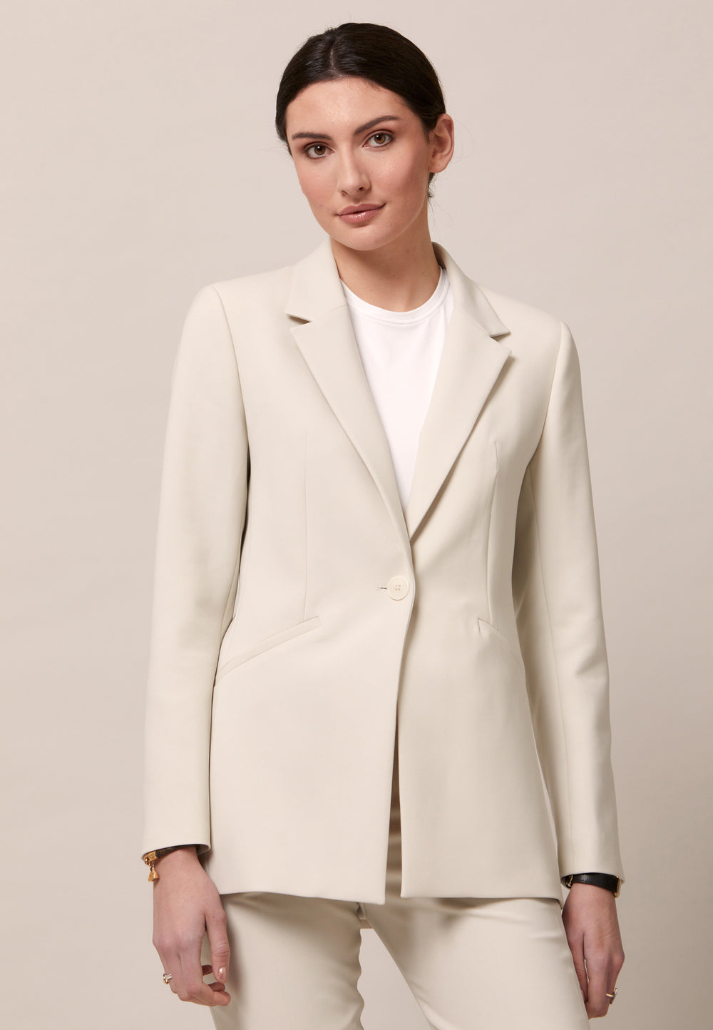 Willow, the investment-worthy tailored blazer. Engineered with a classic collar & revere and handy flap pockets. Cut to a semi fitted silhouette with a single button closure. Shown here in a sophisticated ivory tone. Pair with a simple tee for workwear appeal or elevate the look with the co-ordinating jill pant.